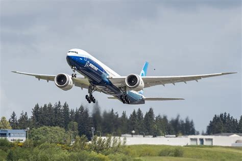 Boeing halts 777.